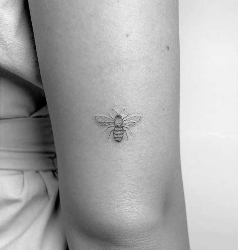 Bee Tattoo Back Of Arm, Tattoo Back Of Arm, Small Bee Tattoo, Honey Bee Tattoo, Finger Tattoo For Women, Tattoo Back, Single Needle Tattoo, Inspiration Tattoos, Bee Tattoo