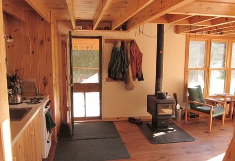 700sf tiny cabin 004   DIY 704 Sq. Ft. Hand Built Off Grid Tiny Cabin...I love exposed beams. Off Grid Cabin Interior, Small Off Grid Cabin, Off Grid Cabin Plans, Tiny Cabins Interiors, Cabin Interior Ideas, One Room Cabin, Cabin Plan, Off Grid Tiny House, Small Cabin Plans