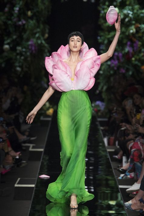 Moschino | Ready-to-Wear - Spring 2018 | Look 35 Floral Runway Fashion, Nature Inspired Outfits Fashion, Floral Fashion Photography, Clothes Made Of Flowers, Nature Haute Couture, Moschino Spring 2018, Insect Inspired Dress, Flower Avant Garde Fashion, High Fashion Costume