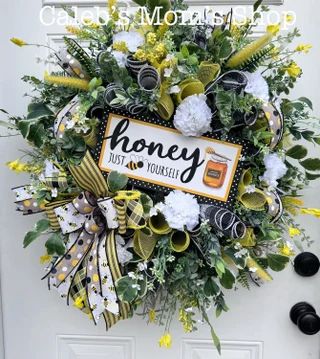 CalebsMomsShop - Etsy Bumblebee Wreath, Daisy Wreath, Metal Wreath Frame, Spring Floral Wreath, Floral Grapevine, Spring Floral Arrangements, Wire Wreath Frame, Bee Wreath, Wreath Frame