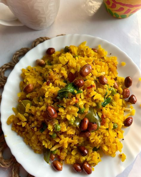 Vegetable Poha✨ One of most popular healthy Indian breakfast dish made with flattened rice known as poha😋 . . . Keep follow @myexperiencediaries for more videos🙌🏻 #poha #lunchtime #thali #indianfood #northindianfood #desikhana #simplefood #gharkakhana #homecookedmeal #roti #narathac Healthy Breakfast Indian, Jnv Life, Healthy Snacks Indian, Healthy Indian Breakfast, Breakfast Indian, Indian Diet, Healthy Indian Recipes, Food Aesthetics, Catering Ideas Food