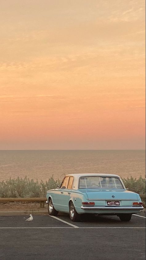 Retro Nature Aesthetic, Retro Cars Aesthetic, Retro Car Aesthetic, Aesthetics Of Loneliness, Vintage Car Wallpaper, Retro Scenery, Amazing Nature Photos, Automotive Photography, Aesthetic Images