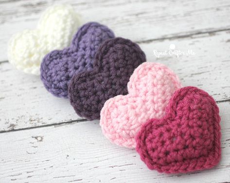 Crochet Puffy Hearts - Repeat Crafter Me Crocheted Hearts, Kat Haken, Repeat Crafter Me, Crochet Heart Pattern, Confection Au Crochet, Valentines Patterns, Pola Amigurumi, Valentines Crochet, Crochet Simple