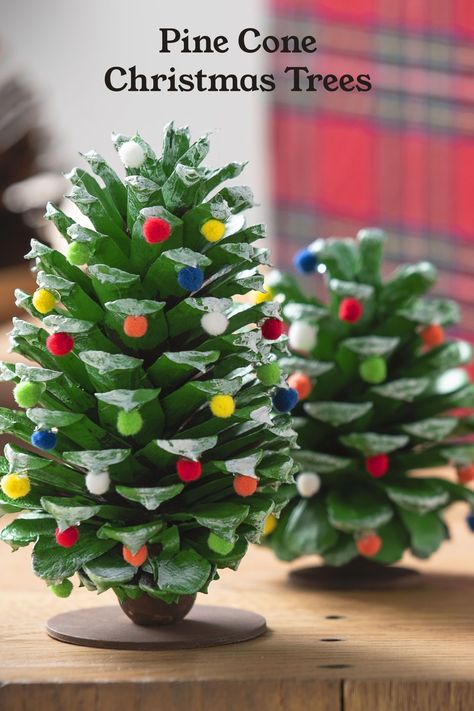 Learn how to make the cutest pine cone Christmas trees, a fun holiday craft idea for kids! This is a great family activity and very easy. Winter Classroom Decorations, Crafts 2023, Fun Holiday Crafts, Pine Cone Christmas, Pinecone Crafts Christmas, Christmas Door Decorating Contest, Christmas Crafts Diy Projects, Painted Pinecones, Pine Cone Christmas Tree