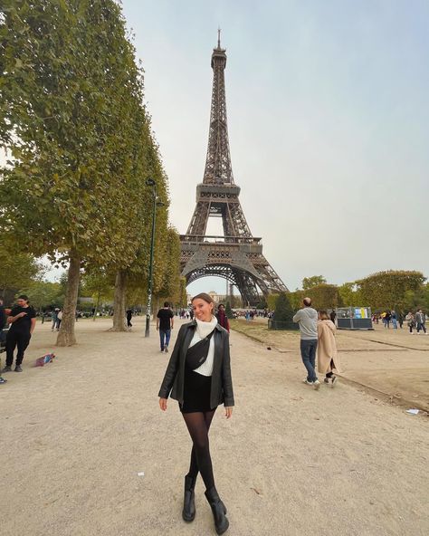 eiffel tower, eiffel tower photo inspo, paris, paris aesthetic, mini skirt style, sweater weather, leather jacket outfit, chelsea boots outfit, chunky boots, crossbody, france, european, fall vibes, european fall, autumn outfit, fall outfit inspiration, black tights outfit, european street style, paris street style, natural makeup, claw clip style, european pictures, layered outfit, pose ideas, fall outfit skirt, neutral outfits France Outfits Autumn, Paris Outfits Christmas, Paris Outfits Rainy Day, Cold Paris Outfit, Outfit For France, Autumn Outfits In Paris, Outfit Ideas In Paris, Eiffel Tower Outfit Fall, Paris Aesthetic Outfit Autumn