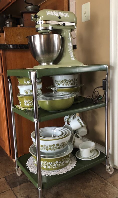 Crazy Daisy Pyrex Set, Pyrex Display Shelves, Displaying Pyrex Collection, Pyrex Display Ideas, Kitschy Kitchen Decor, Vintage Pyrex Dishes, Trunk Or Treat Ideas, Kitschy Kitchen, Kitchen Decor Ideas