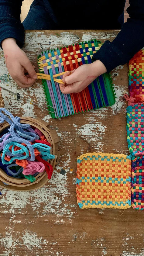 Weaving done on a loom for kids in Waldorf inspired handwork Waldorf Sewing Projects, Waldorf Handwork Kindergarten, Waldorf Kindergarten Activities, Crafts For Five Year Olds, Waldorf Handwork Projects, Waldorf Classroom Decor, Handicrafts For Kids, Waldorf Education Homeschooling, Diy Waldorf Toys