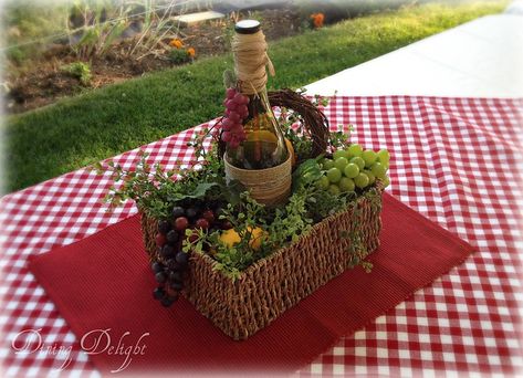 Italian Party Decorations, Italian Dinner Party Decorations, Grapes And Wine, Italian Centerpieces, Italy Party, Italian Themed Parties, Italian Dinner Party, Italian Night, Italian Party