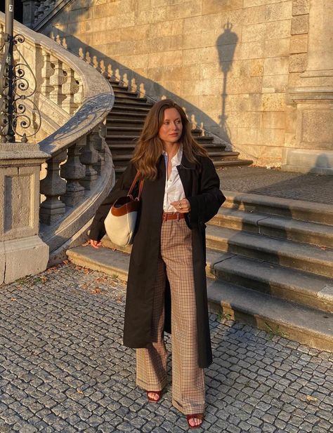 25 Dark Academia Outfits Perfect For A Scholarly Look Casual Denim Jacket Outfit, Livia Auer, Brown Pants Outfit, Style Dark Academia, Dark Academia Outfits, Dark Academia Outfit, Academia Outfits, Academia Style, Dark Academia Fashion