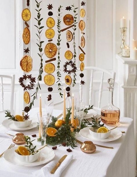 Dried citrus is certainly making waves in Christmas styling and with so many versatile dried orange slice uses, it's no wonder why. We've scoured the internet for the best festive styling ideas and found 10 festive ways to use dehydrated citrus slices. Like this DIY mobile featuring dried orange slices. Here this dried orange mobile was used as a sustainable Christmas centrepiece idea. What a great Christmas DIY decor idea. For more dried orange slice uses, click on the pin! Julkransar Diy, Natal Natural, Interior Boho, Natural Christmas Decor, Natural Christmas, Wrapping Ideas, Noel Christmas, Orange Slices, Christmas Deco