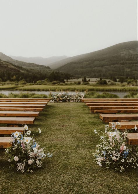 From the ground arch, mismatched and neutral bridesmaid dresses to the colorful blooms and a darling outfit change, Kiah and Austin’s summer wedding at Camp Hale checks all the boxes of this season’s trends. The afternoon storm resulted in an umbrella-covered ceremony but cleared just in time for guests to enjoy all that Camp Hale has to offer. Outside Wedding Ceremonies, Wedding Arches Outdoors, Summer Camp Wedding, Backyard Wedding Ceremony, Wedding In Colorado, Neutral Bridesmaid Dresses, Wedding Alters, Field Wedding, Mountain Bride