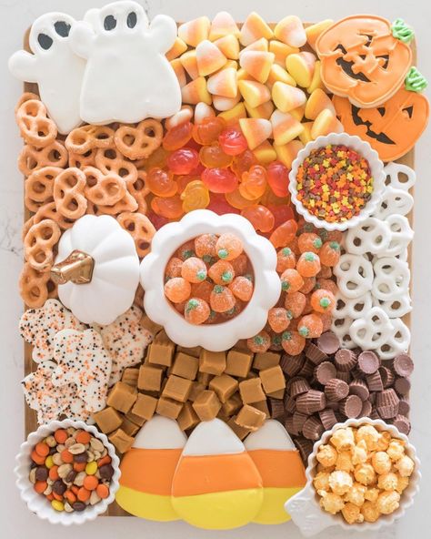 This year we stumbled upon a trend on Instagram: Halloween candy charcuterie boards. It’s exactly what it sounds like: A classic charcuterie board, but instead of meat and cheese, it’s made entirely from Halloween candy, cookies, and other Halloween treats. #halloweentreatboards #halloweencharcuterieboards #halloweenfood #cutehalloweenfood #bhg Halloween Charcuterie Board, Halloween Charcuterie, Postres Halloween, Dekorasi Halloween, Halloween Party Snacks, Halloween Memes, Budgeting Tools, Party Food Platters, Snack Board