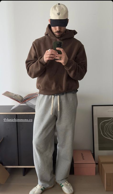 Men’s Comfy Street Wear, Men Gray Sweatpants Outfit, Soft Comfy Aesthetic, Guys Wearing Sweatpants, Casual Comfy Men Outfits, Men’s Outfit Sweats, Mens Lounge Outfits, Comfy Outfits Men Winter, Dark Grey Sweatpants Outfit Men