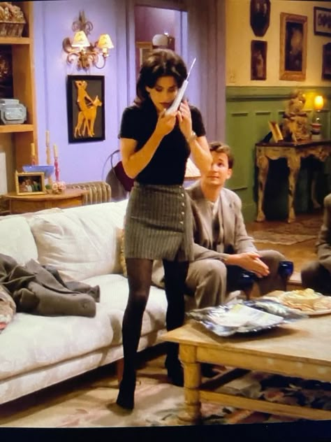 Monica Skirt Outfits, Friends Season 3 Outfits, Season 1 Monica Geller, Rachel Skirt Outfit, Friends 90s Aesthetic, Rachel Green Fashion Aesthetic, Friends Iconic Outfits Rachel, Friends Work Outfits, Popular 90s Outfits