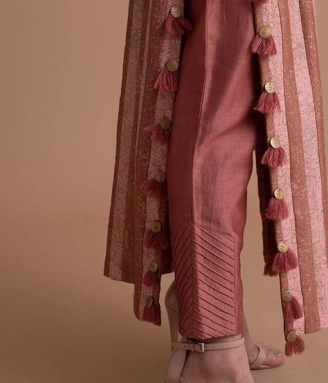 side chaak and salwar design 2021 Pent Trouser Designs, Women Trousers Design, Trouser Designs, Kurti Sleeves Design, Womens Pants Design, Pick Stitch, Designer Kurti Patterns, Salwar Designs, Salwar Kamiz