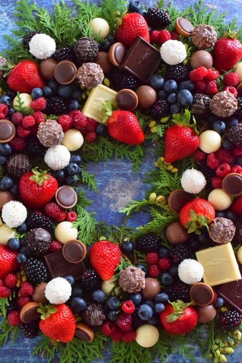 Xmas Picnic Ideas, Wreath Appetizer Ideas, Christmas Platter Ideas Finger Foods, Christmas Picnic Ideas, Chocolate Charcuterie Board Ideas, Dessert Wreath, Ethereal Party, Christmas Dessert Platter, Chocolate Wreath