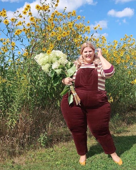 Autumn Fashion Curvy, Flower Cloud, Standing Flower, Big Women Fashion, Plus Size Fall, Style Inspiration Fall, Person Standing, Vintage Inspired Dresses, Plus Size Fashion For Women