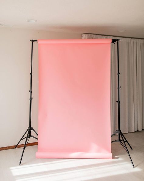 Pink Studio Aesthetic, Pink Photography Background, Pink Podcast Studio, Pink Backdrop Photoshoot, Pink Photo Backdrop, Faceless Aesthetic, Content Studio, Maria Nila, Pink Photography