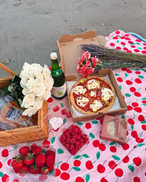 Valentines Date Ideas, Dream Dates, Romantic Date Night Ideas, Cute Date, Picnic Inspiration, Date Idea, Galentines Party, Cute Date Ideas, Dream Date