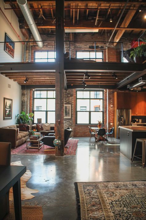 How to Decorate an Urban Loft? – TastyInteriors Boston Loft Apartments, Loft Apartment London, Warehouse Apartment Decor, Nyc Houses, Apartment With Loft, Artist Loft Apartment, Loft Decorating Ideas, Warehouse Loft Apartment, New York Loft Apartment