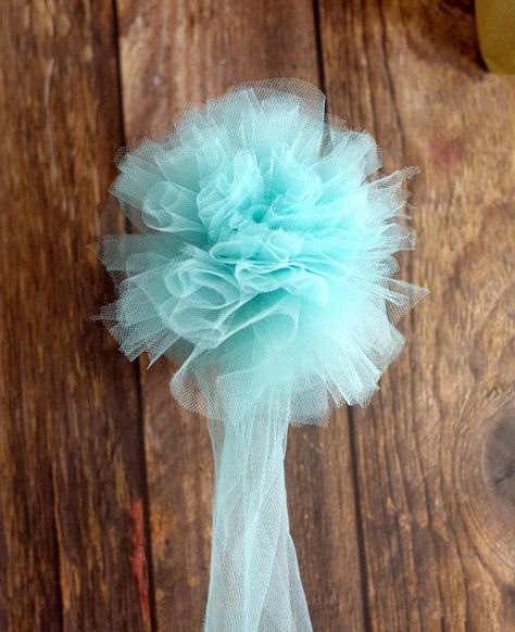 Learn how to make a beautiful and totally easy DIY Tulle Gift Bow with this easy Diy crafts tutorial to add a pretty finishing touch to all of your gifts. Perfect for Christmas gifts, birthday gifts, baby shower gifts, wedding shower gifts, and MORE! This is so pretty! Can't wait to try it! Making A Bow With Tulle, How To Make A Bow Out Of Tulle, How To Make A Bow With Tulle, Tulle Bows For Wedding, Tulle Bows For Gifts, Tulle Bows Diy, Bows With Tulle, Gift Bow Tutorial, Baby Shower Gifts To Make