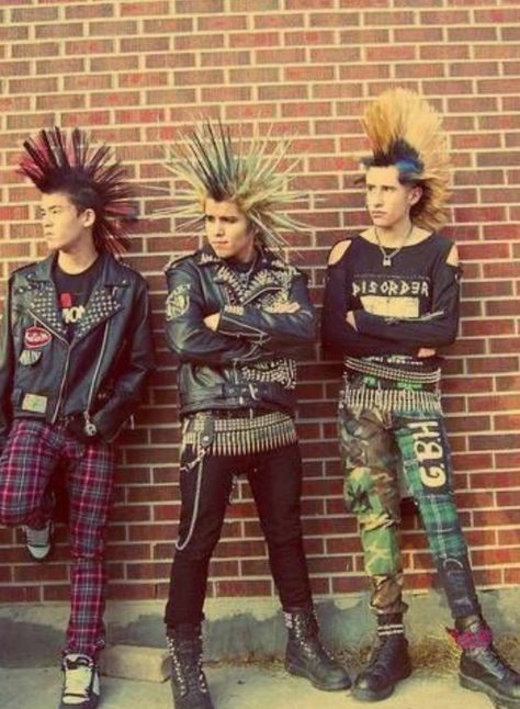 The punk Period did not catch on as strongly as the mod or hippie trend, but it can still be seen today. 80s Punk Fashion, Mohawk Hair, Punk Costume, 70s Punk, 80s Punk, Punk Culture, Punk Pins, Diy Kostüm, Writing Board