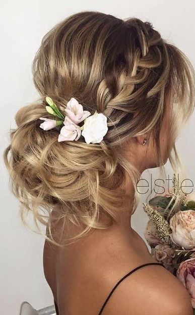 Updos Bridesmaid, Flowers In Her Hair, Best Wedding Hairstyles, Trendy Wedding Hairstyles, Wedding Hair Inspiration, Penteado Cabelo Curto, Wedding Hairstyles Updo, Short Hairstyle, Wedding Updo