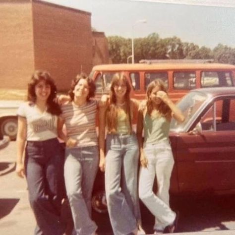 70s Friends Aesthetic, 1960s Summer Aesthetic, 60s Teenage Fashion, 1960 Aesthetic Fashion, 80s Pictures Vintage, 1980s Summer Aesthetic, 1970s Teenagers, 70s Girl Aesthetic, 90s Era Aesthetic