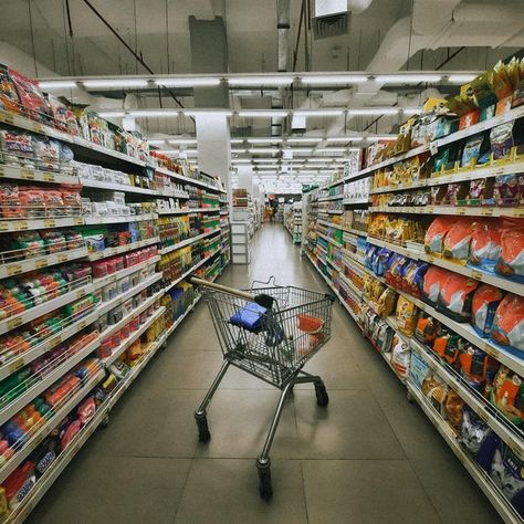 Super Market Photoshoot, Super Market Aesthetic, Everyday Photoshoot, Grocery Store Pictures, Shopping Mall Aesthetic, Supermarket Photography, Supermarket Aesthetic, Market Photography, Supermarket Sweep