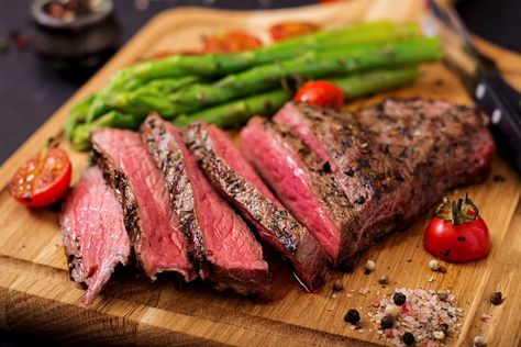 How to Cook Medium-Rare Steak Perfectly (Tips, Tricks and More) Bacon Wrapped Filet, London Broil Recipes, Medium Rare Steak, Steak Kabobs, Rare Steak, Cooking The Perfect Steak, Tenderloin Steak, Tender Steak, Flat Iron Steak