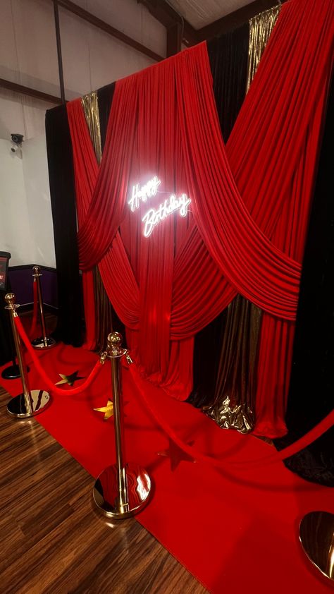 Red Carpet Party Ideas, Red And Black Party, Hollywood Sweet 16, Hollywood Theme Party Decorations, Old Hollywood Prom, Red Carpet Theme Party, Old Hollywood Theme, Hollywood Birthday Parties, Red Carpet Theme