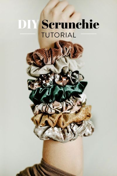 Couture, Easy Diy Scrunchie, Scrunchie Tutorial, Diy Scrunchie, Kerajinan Diy, Suzy Quilts, Diy Hair Scrunchies, Sewing Machine Thread, Diy Sewing Gifts