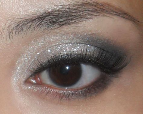 The Makeup Box — Beige Sparkle Party Eye — Thought I should do an... Silver Eye Makeup, Angel Makeup, Concert Makeup, Silver Makeup, Sparkle Party, Swag Makeup, Glitter Eye Makeup, Smink Inspiration, Ethereal Makeup