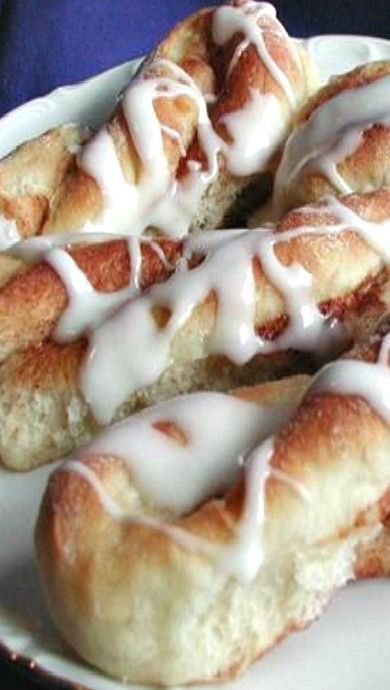 Sour Cream Twists, Easter Sunrise, Cinnamon Twists, Sour Cream Recipes, Twisted Recipes, Breakfast Sweets, Breakfast Pastries, Bread Recipes Sweet, Cinnamon Buns