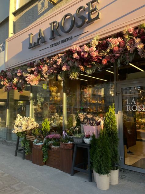 beautiful nature flowers recommendations larose flowershop aesthetic summer Flower Coffee Book Shop, Florist Cafe, Boutique Aesthetic, Flower Shop Interiors, Flower Shop Decor, Flower Cafe, Flower Shop Design, Live A Happy Life, Flower Boutique