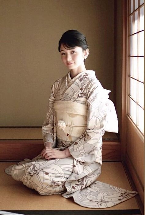 Beloved Asia | Konnichiwa! Have a nice Friday ❤️ | Facebook White Kimono Traditional, Japanese Kimono Fashion, Kimono Traditional, Japanese Traditional Clothing, Kimono Japan, White Kimono, Japan Woman, Beautiful Kimonos, Kawaii Fashion Outfits