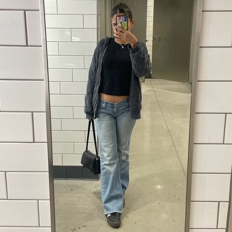 Outfits With Black Bootcut Jeans, How To Style Miss Me Jeans, How To Style Black Bodysuit, Outfits With Black Bodysuit, Purse Outfit Aesthetic, Black Zip Up Outfit, Flare Black Pants Outfit, Flair Jeans Outfit Winter, Blue Flared Jeans Outfit