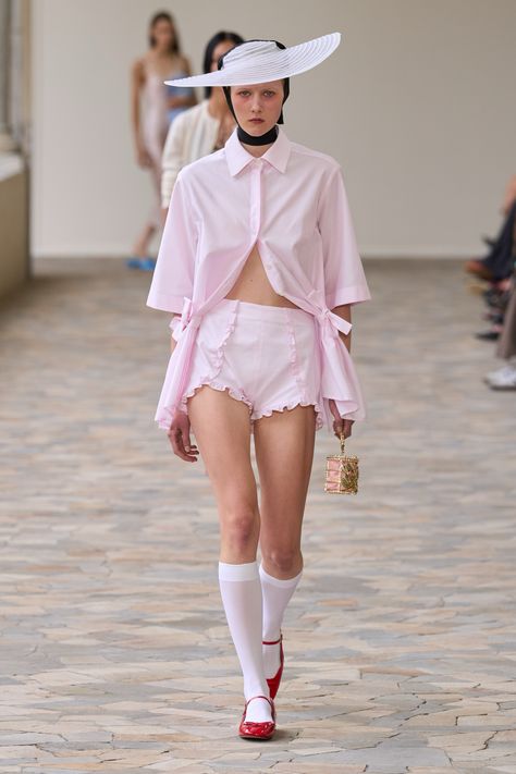 Vivetta Spring 2025 Ready-to-Wear
https://www.vogue.com/fashion-shows/spring-2025-ready-to-wear/vivetta/slideshow/collection#15 Vogue Fashion Trends, 2025 Fashion Trends, Sabrina Carpenter Style, Casual Glam, 2025 Fashion, Fashion Vocabulary, Milano Fashion Week, Runway Trends, Spring Fashion Trends