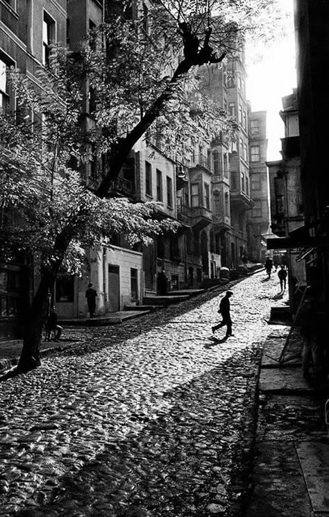 50 Great Black and White Photographs from the Masters of Photography- Part 1 — Steemit Carl Spitzweg, Old Istanbul, Magnum Photos, Foto Art, Black N White Images, White Picture, Bhutan, Black White Photos, Street Photo