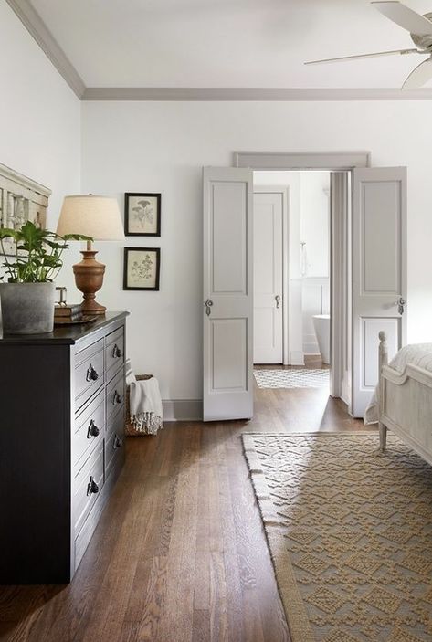 White Walls Darker Trim, Grey Walls White Trim, Bedroom Paint Colors Grey, Wall Decor Master, Gray Decor, Bedroom Gray, Dark Trim, Light Grey Walls, Dark Wood Floors