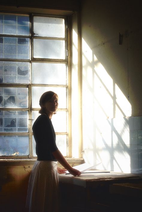 Your purpose in life is to find your purpose and give your whole heart and soul to it. | Gautama Buddha Chiaroscuro, Window Panes, Foto Portrait, Window Light, Through The Window, Jolie Photo, Foto Inspiration, Photo Images, Morning Light