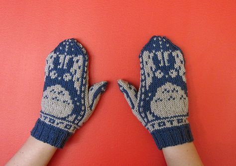 Totoro ＝(☉.☉)＝☂﻿  Mittens knitted by Andreakw // Free pattern @ http://www.ravelry.com/patterns/library/norwegian-totoro-mittens Handmade Mittens, Norwegian Knitting, Knitted Mittens Pattern, Norwegian Style, Knitting Blogs, Mittens Pattern, Knitted Wit, Wrist Warmers, Knit Mittens