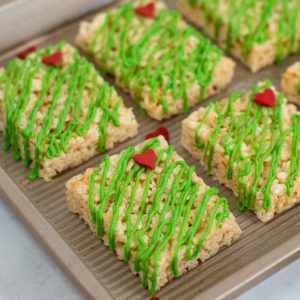 Grinch Krispy Treats, Grinch Crispy Treats, Grinch Themed Snacks Food Ideas, Grinch Birthday Treats, Christmas Snack School Party, Diy Grinch Themed Christmas Party, Grinch Dessert Table Ideas, Healthy Grinch Snacks For Kids, Grinch Themed Treats For Kids