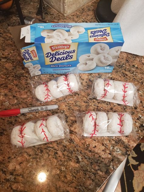 Fun Baseball Snacks, Baseball Team Treats, End Of Year Snacks For Kids, Snacks For After Baseball Game, Baseball Goodie Bags For Players Ideas, Best Baseball Snacks, Baseball Team Snacks Goodie Bags, Baseball Game Snack Ideas, Baseball Party Snacks Ideas