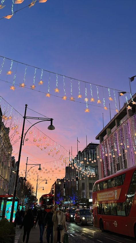 Oxford Steet The Uk Aesthetic, London Shopping Street, London Aesthetic Summer, London Core, Study In England, Sunset London, Oxford Street London, London Streets, London Wallpaper