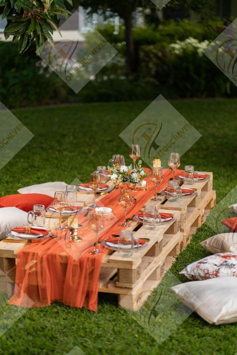 Burnt Orange Picnic Setup, Picnic Seating Ideas, Outdoor Bbq Table Decor, Boohoo Picnic Set Up, Picnic Set Up Ideas Parks, Floor Picnic Ideas, Picnic Table Set Up Ideas, Picnic With Pallets, Fall Birthday Picnic Ideas