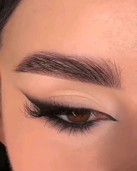 Black Smokey Eyeliner Look, Smokey Eye With Red Eyeliner, Casual Smokey Eye Makeup, Smokey Eyeliner Blue Eyes, Wing Liner Makeup Look, Eye Art Makeup Ideas, Sultry Makeup Blue Eyes, Syrian Eyes Makeup, Smoked Winged Eyeliner