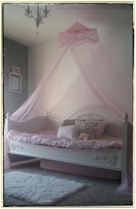 Gloomy Coquette Bedroom, Morute Bedroom, Outfit Aesthetic Girl, Faerie Soiree, Rory Gilmore Outfits, Cinnamoroll Pfp, Pink Canopy, Gilmore Outfits, Ghost Doll