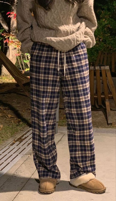 Cool Pj Pants, Flannel Pajamas Aesthetic, Comfy Pajama Outfits, Plaid Pj Pants Outfit, Pyjamas Aesthetic Winter, Pj Pants Aesthetic, Pajamas Photography, Pajama Pants Aesthetic, Pj Day Spirit Week Outfits