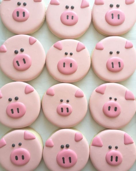 Pig decorated sugar cookies | cute food idea for a pig, farm, animal, or farmer themed party idea Buttercream Cookies, Kue Macaroon, Super Cookies, Pig Cookies, Iced Biscuits, Summer Cookies, Sugar Cookie Designs, Flamingo Party, Fancy Cookies